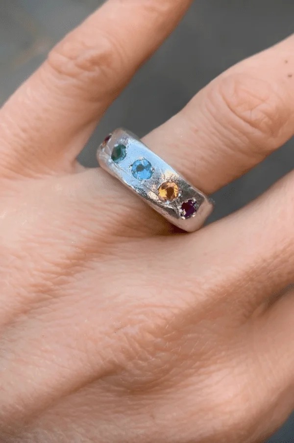 Anillo destellos de color