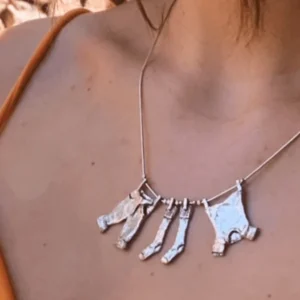 Collar ropa tendida camiseta