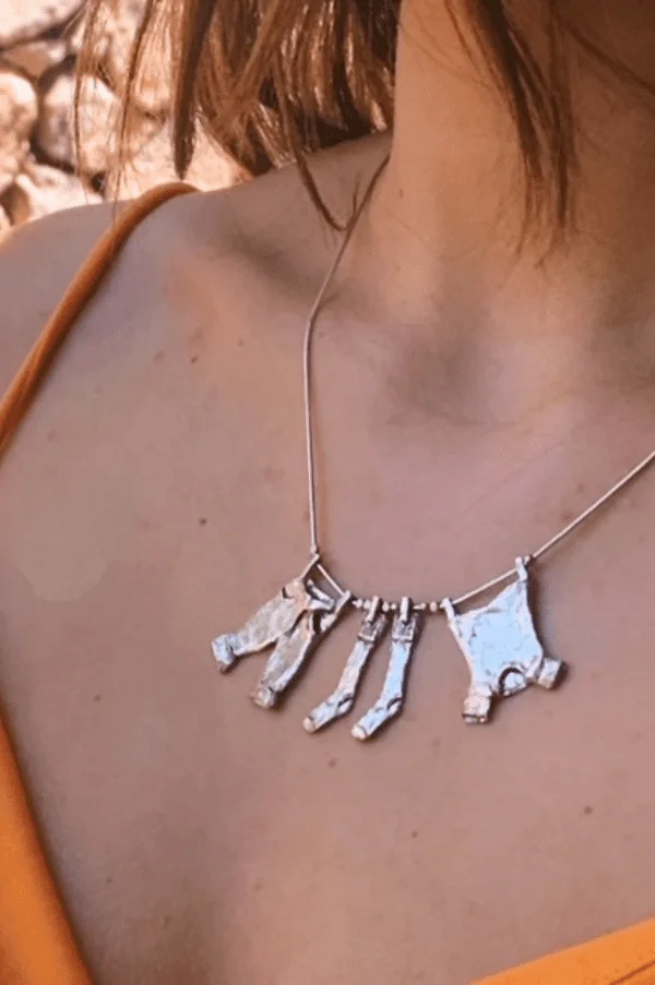 Collar ropa tendida camiseta