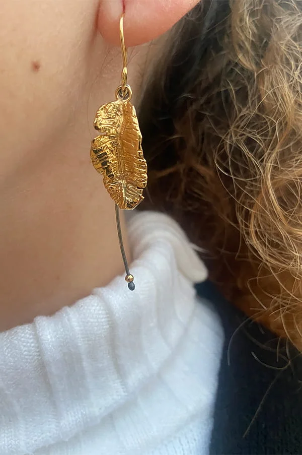 Pendientes hoja strelitzia plata con baño de oro