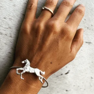 Pulsera caballo rígida